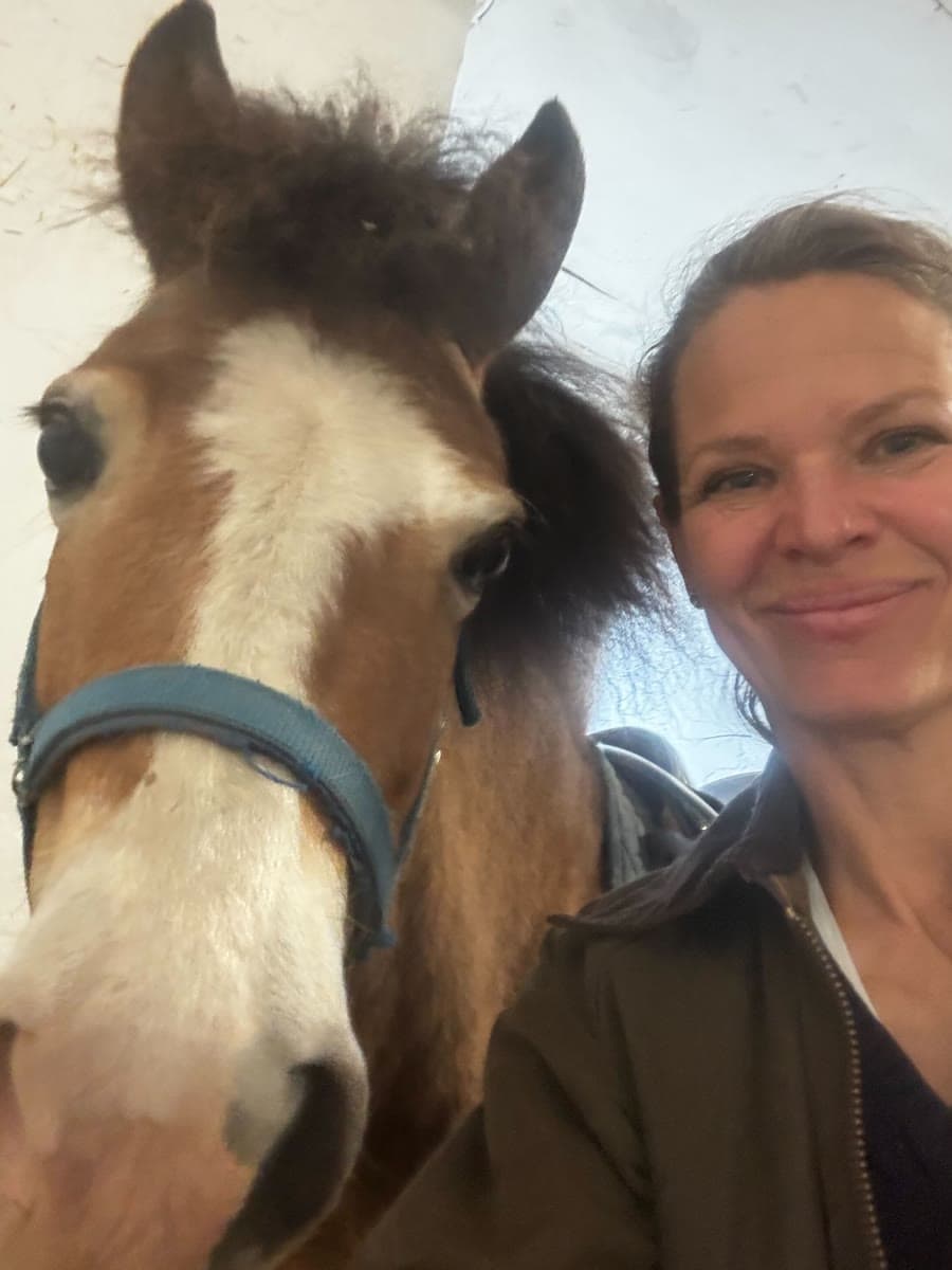 Anna Sandgren, Unibloom's founder, taking a selfie with a horse